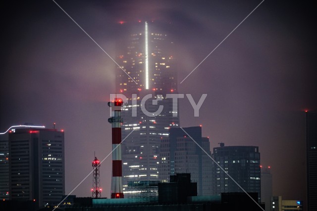 霧に包まれた横浜ランドマークタワー