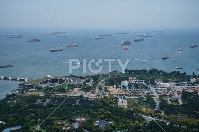 マリーナベイサンズから見える船の大群（シンガポール）