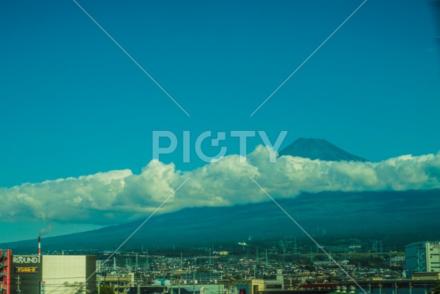雲のかかる富士山のイメージ