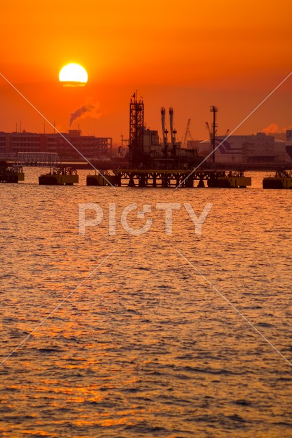 川崎工業地帯のシルエットと夕暮れ