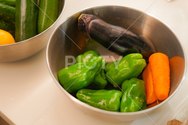 キッチンに置かれた野菜のイメージ
