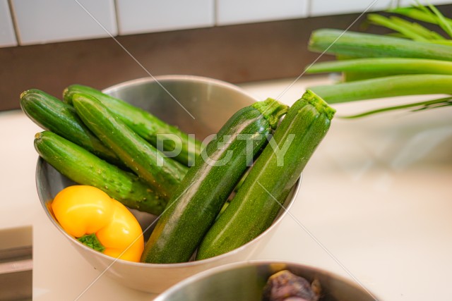 キッチンに置かれた野菜のイメージ