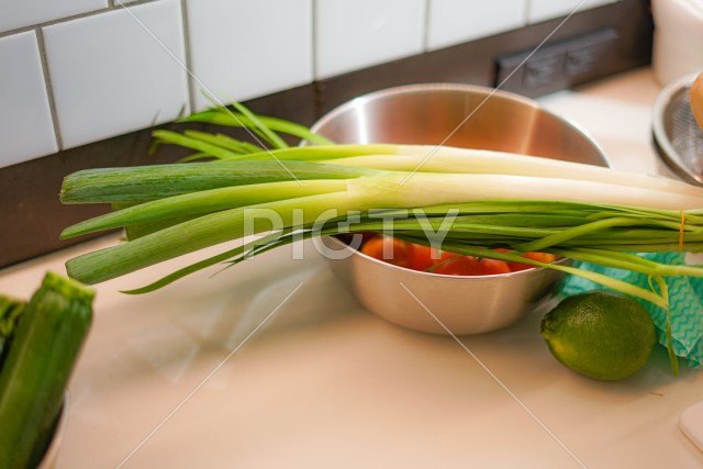 キッチンに置かれた野菜のイメージ