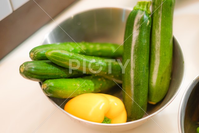 キッチンに置かれた野菜のイメージ