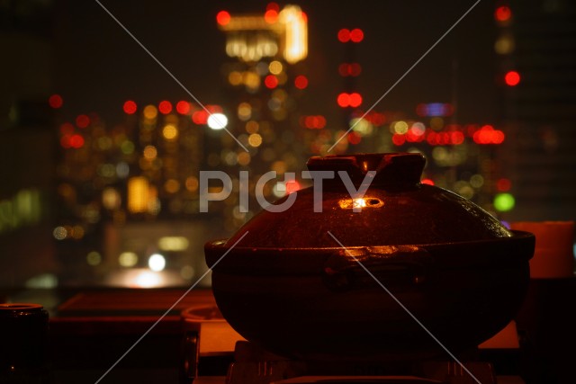 鍋と都会の夜景