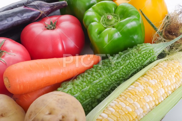 たくさんの新鮮な緑黄色野菜