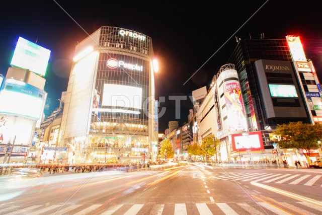 渋谷スクランブル交差点の夜景