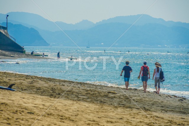 真夏の七里ヶ浜海岸（早朝）