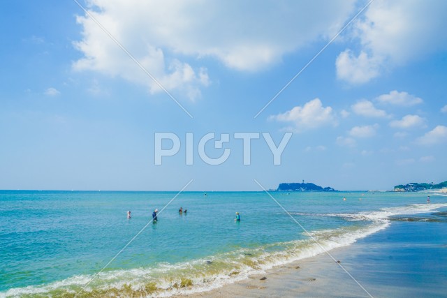 真夏の七里ヶ浜海岸（早朝）