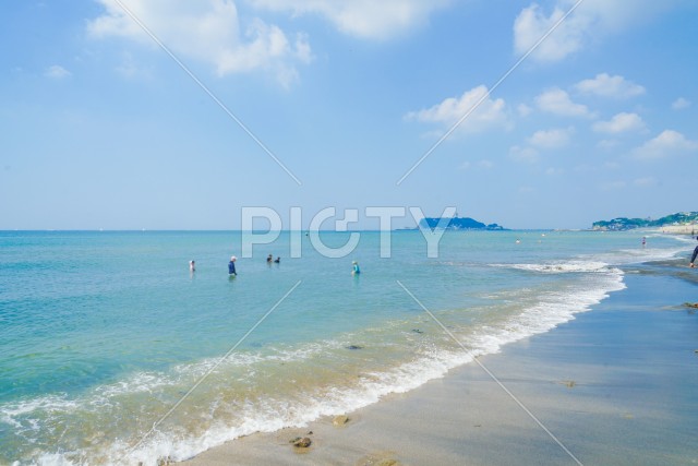 真夏の七里ヶ浜海岸（早朝）