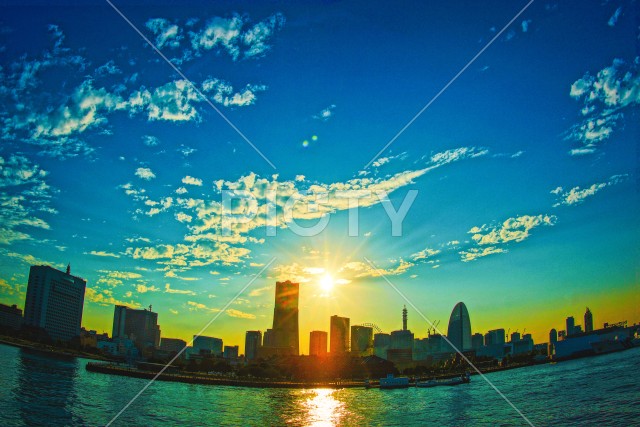 横浜の街並みと夕暮れの太陽