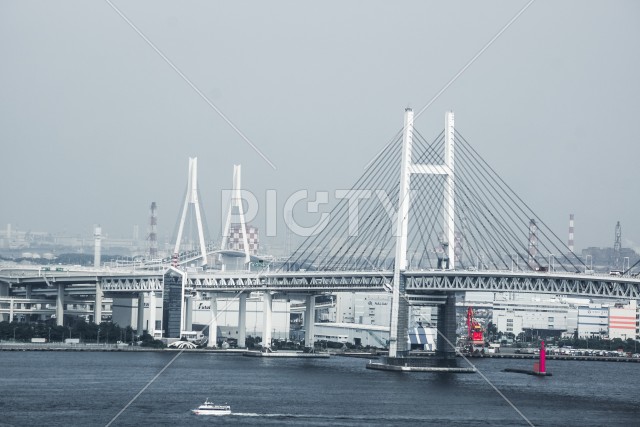 横浜ベイブリッジのイメージ（モノクローム）