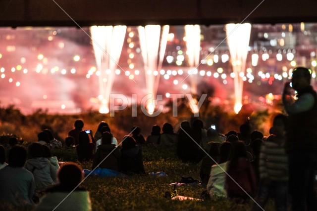 たまがわ花火大会の花火と観客（2018年）