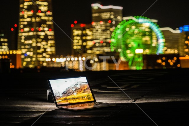 横浜の夜景とノートパソコン（ノマドワーカーのイメージ）