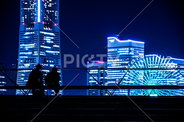 横浜大さん橋の人々と横浜の夜景
