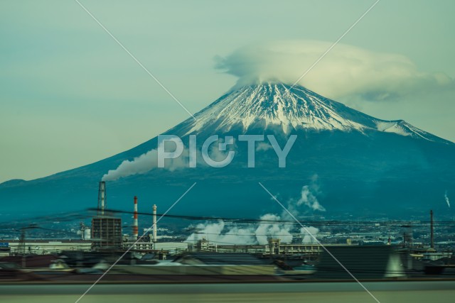 富士山と工場の煙突
