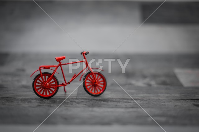 赤い自転車のミニチュアフィギュア