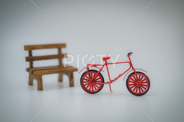赤い自転車のミニチュアフィギュア