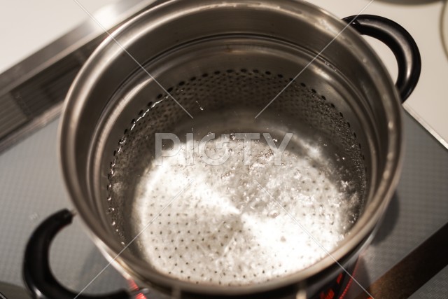 沸騰する鍋の水