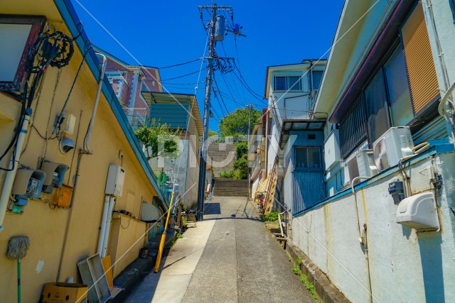 日野市の街並みと青空