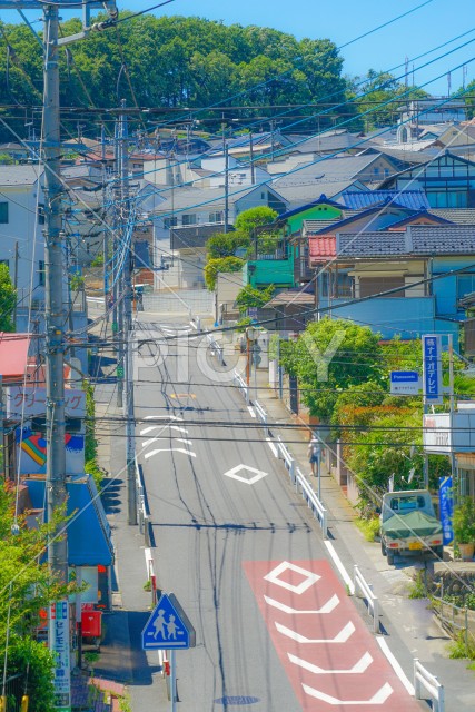 日野市の街並みと青空