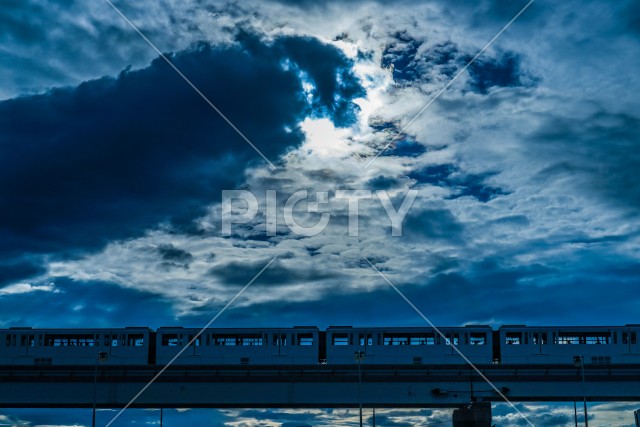 立日橋と多摩モノレールと夕景