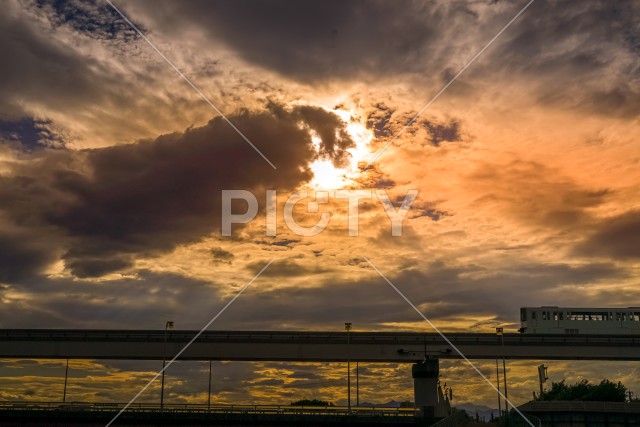 立日橋と多摩モノレールと夕景