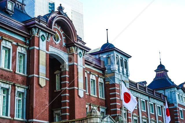 東京駅とビジネス街のオフィスビル
