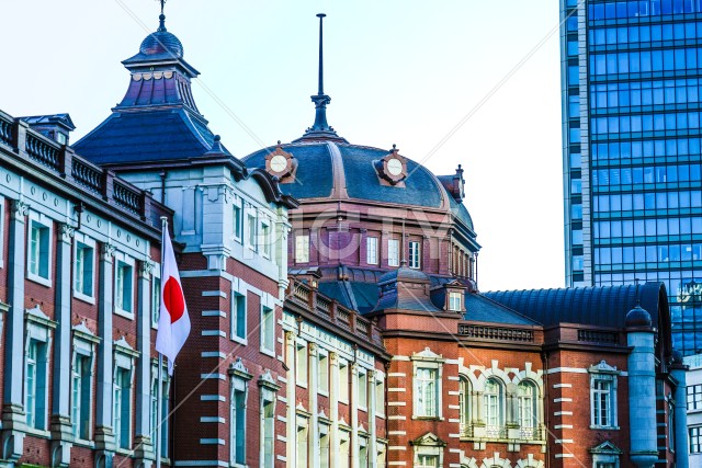 東京駅とビジネス街のオフィスビル