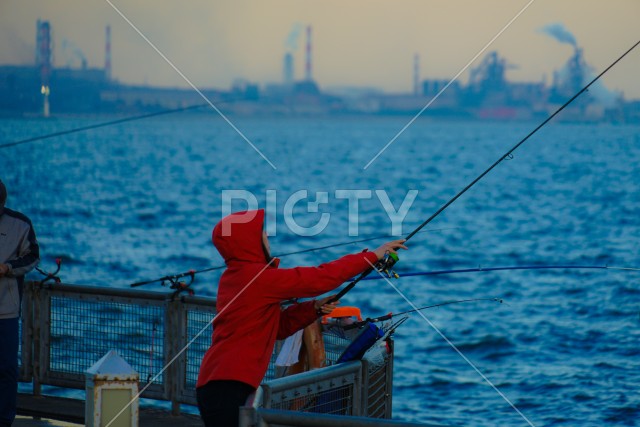 横浜港で釣りをする人々