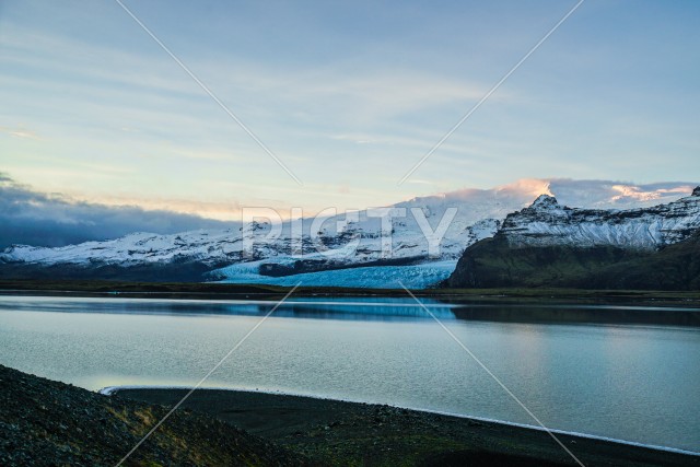 アイスランド・フィヤトルスアゥルロゥン湖の雪山