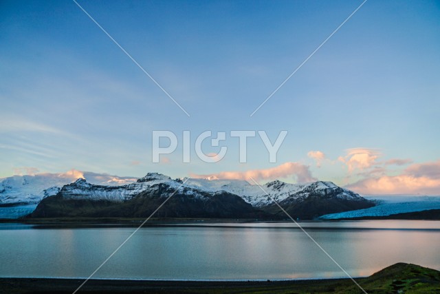 アイスランド・フィヤトルスアゥルロゥン湖と雪山