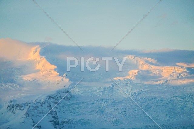 アイスランド・フィヤトルスアゥルロゥン湖の雪山