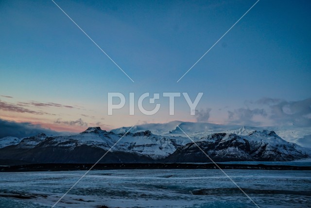 アイスランドの雪山と夕暮れ（ヴァトナヨークトル氷河）