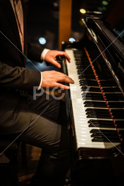 ピアノを弾く人