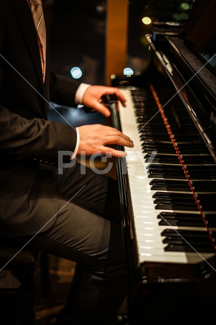 ピアノを弾く人