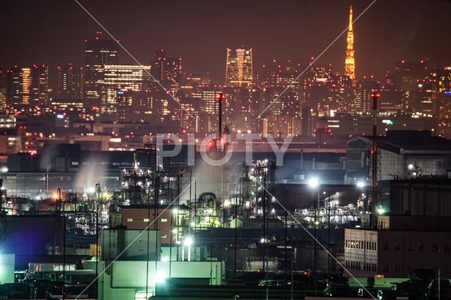 川崎マリエンから見える京浜工業地帯と東京タワー