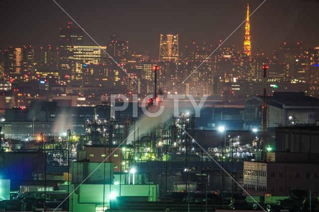 川崎マリエンから見える京浜工業地帯と東京タワー