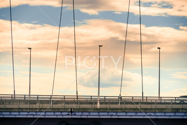 多摩大橋と夕暮れの空