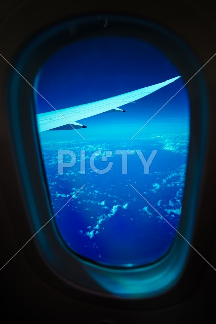 飛行機の窓から見える風景