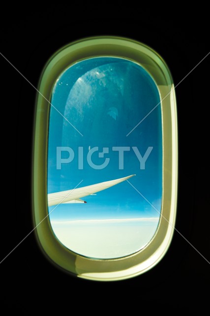 飛行機の窓から見える風景