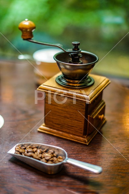 コーヒー豆とコーヒーミル