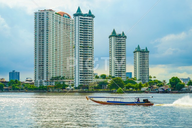 タイ・バンコクの街並みとチャオプラヤー川