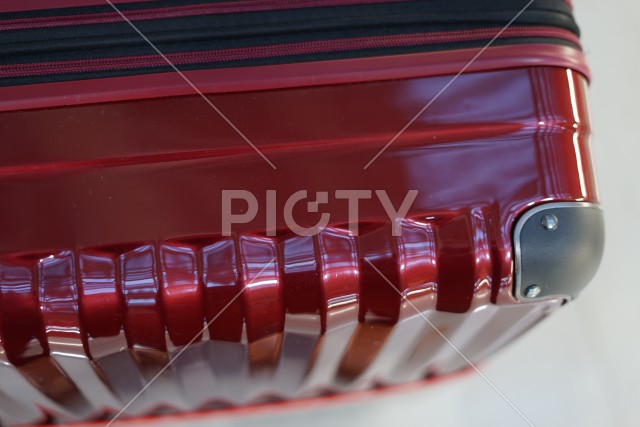 赤いスーツケースのイメージ