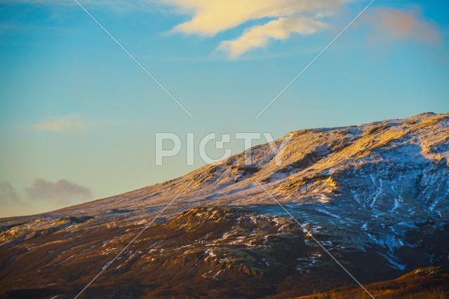 アイスランドの冬の雪山と青空