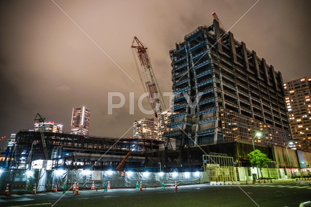 横浜・みなとみらいの高層ビル建設現場