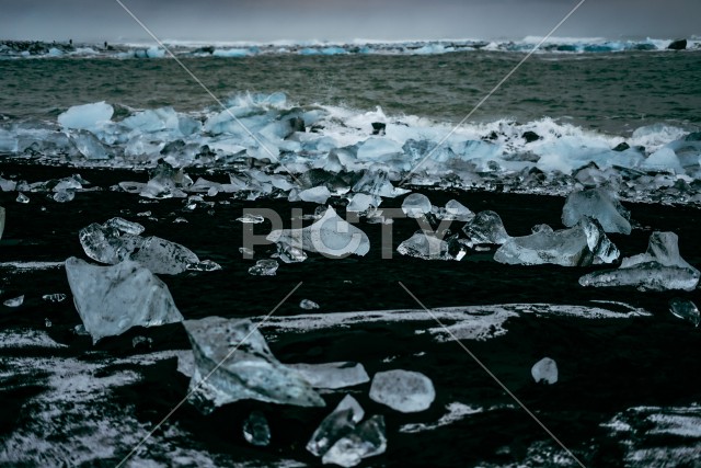 ダイヤモンドビーチの流氷イメージ（アイスランド）