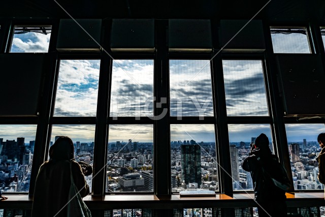 東京タワー展望台の窓越しに見える東京の街並み