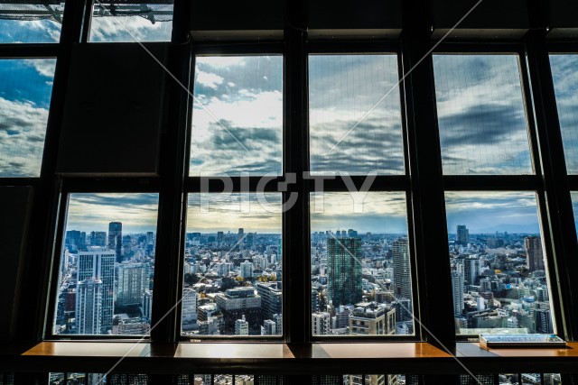 東京タワー展望台の窓越しに見える東京の街並み
