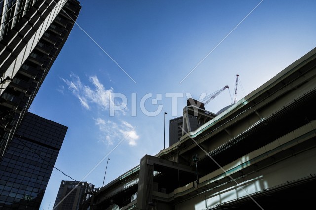 横浜駅前のビル群と青空